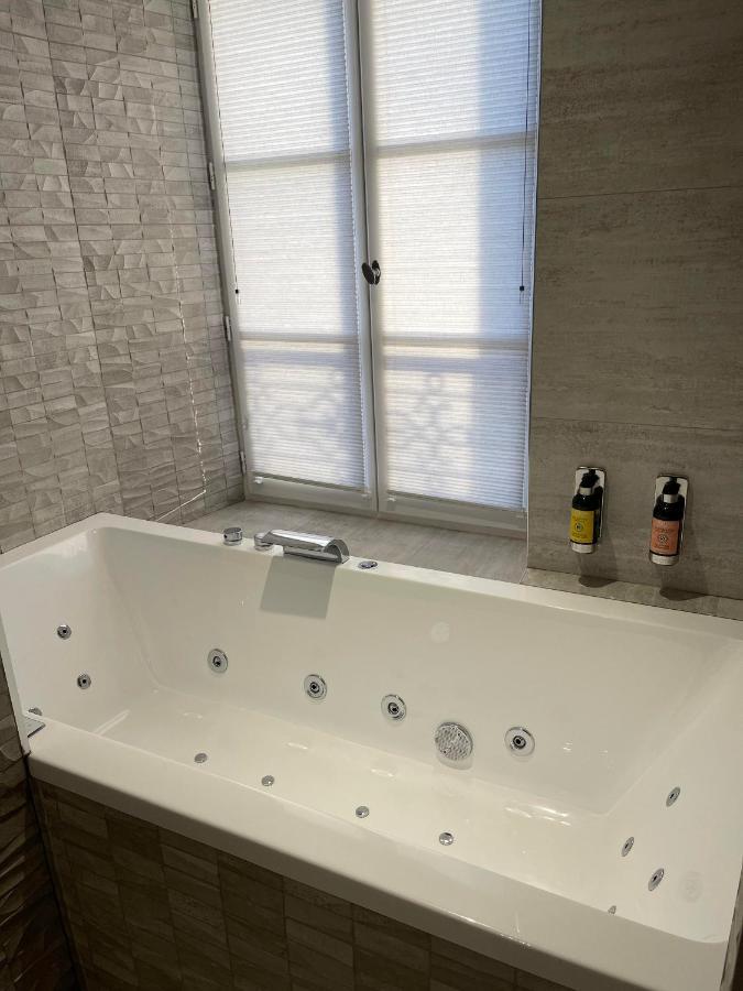Chateau Des Hauts De Provins Hotel Champcenest Bagian luar foto